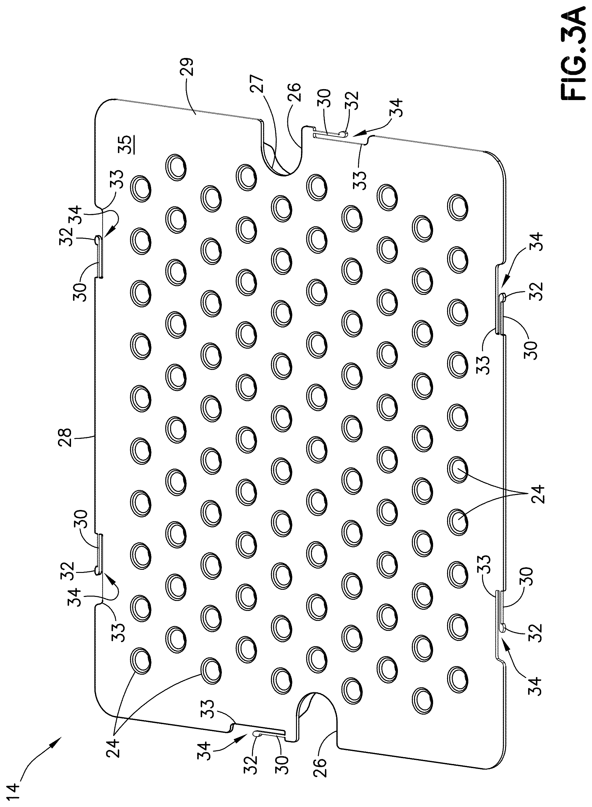 Patent US12311375 Figure 4 – Nest for the packaging of plunger stoppers with clips ensuring a reliable alignment of several nests in a tub