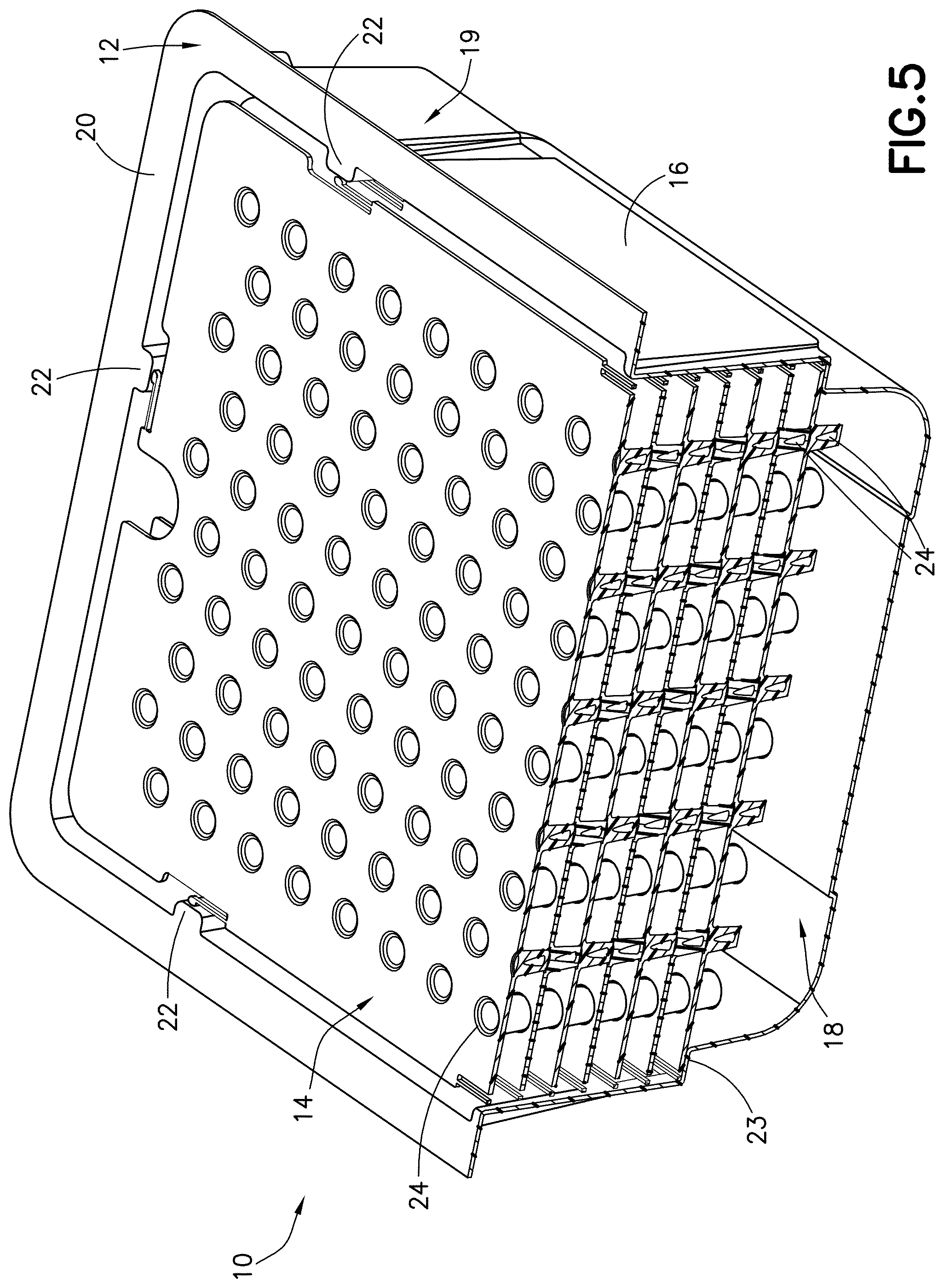 Patent US12311375 Figure 7 – Nest for the packaging of plunger stoppers with clips ensuring a reliable alignment of several nests in a tub