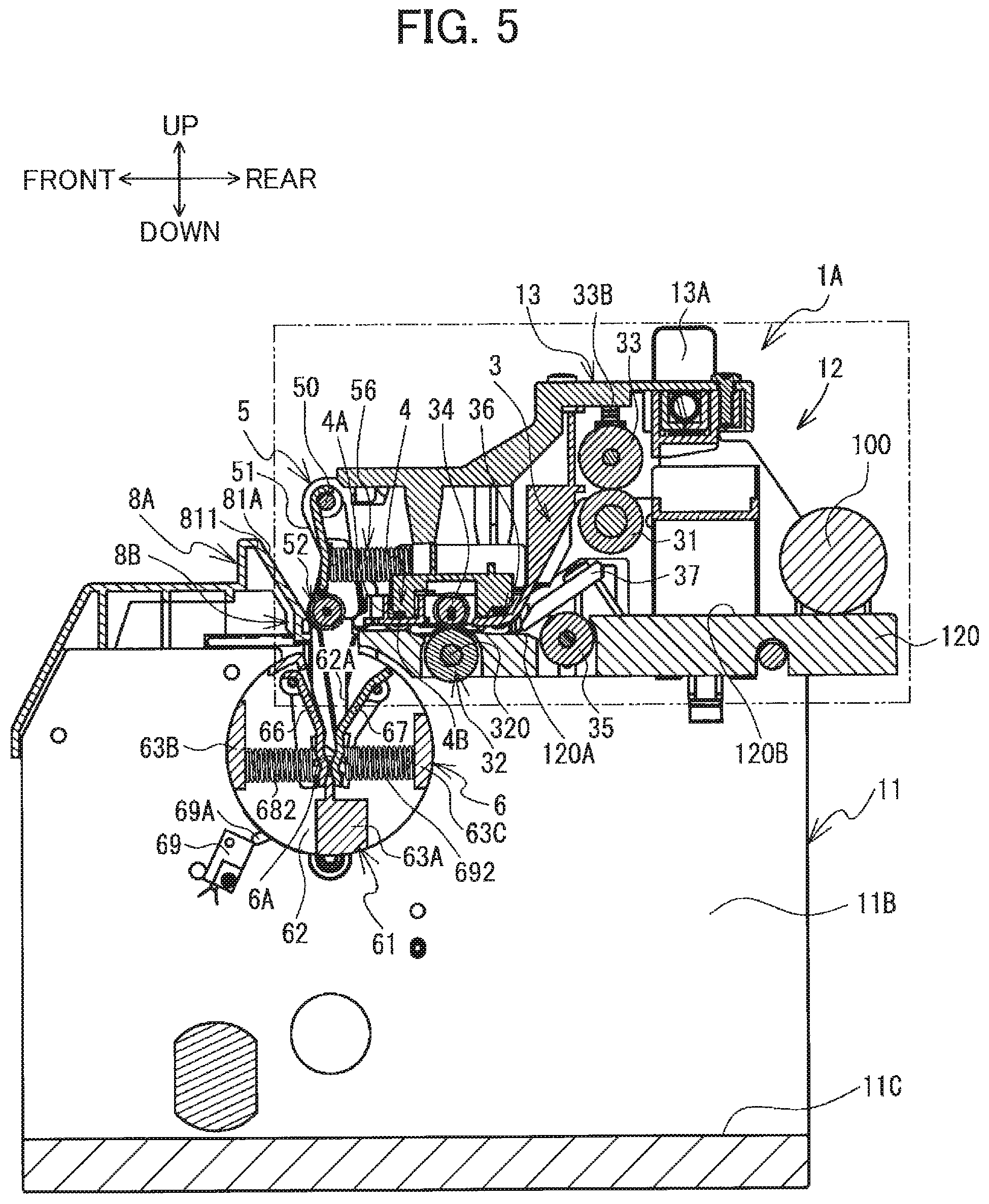 Patent US12351355 Figure 5 – Label wrapping device including first and second members arranged to partially overlap each other in width direction of label to correct curling tendency of label
