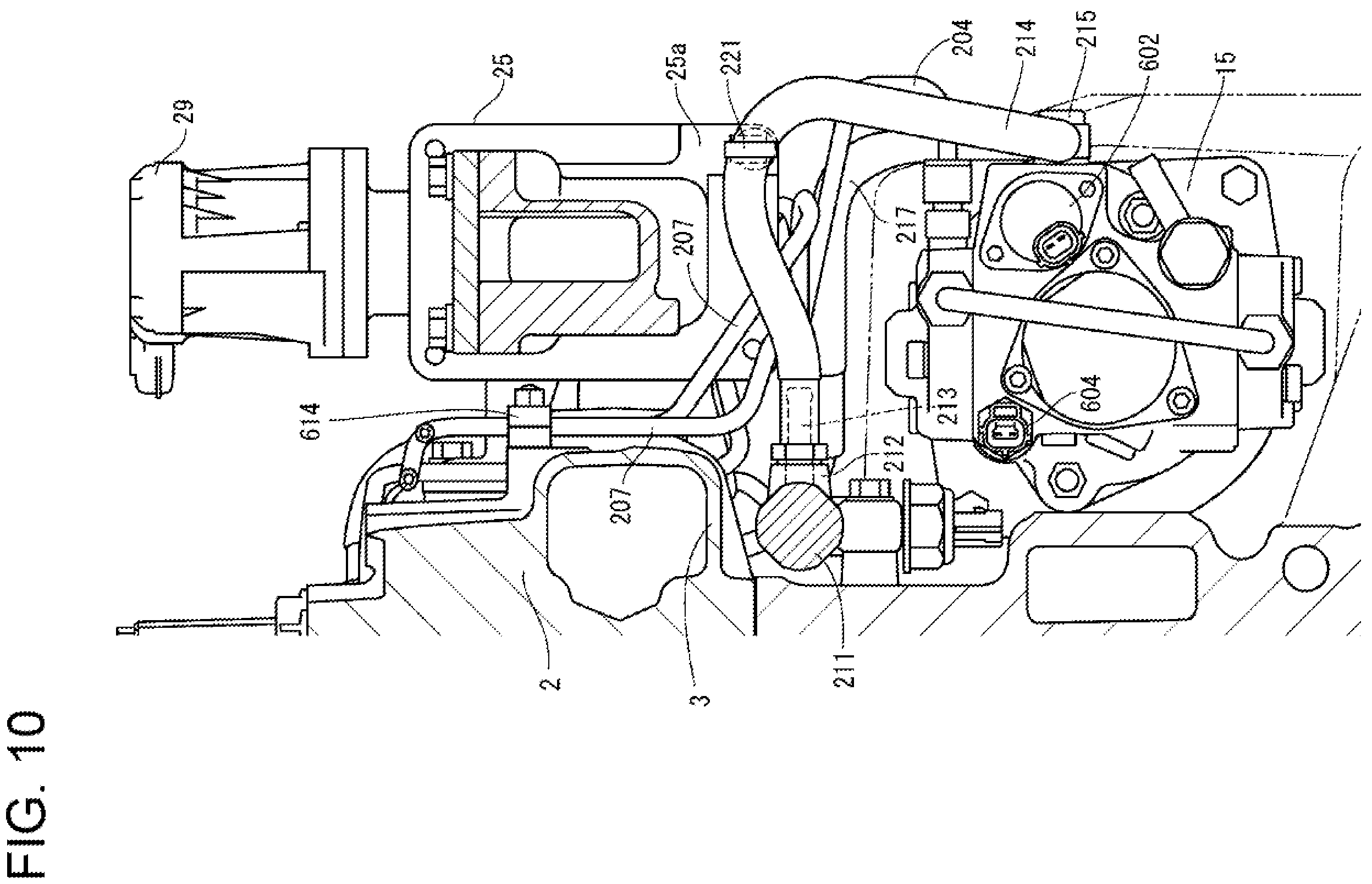 Patent US12460613 Figure 10 – Engine device including an orientation of a fuel return line attached to a common rail