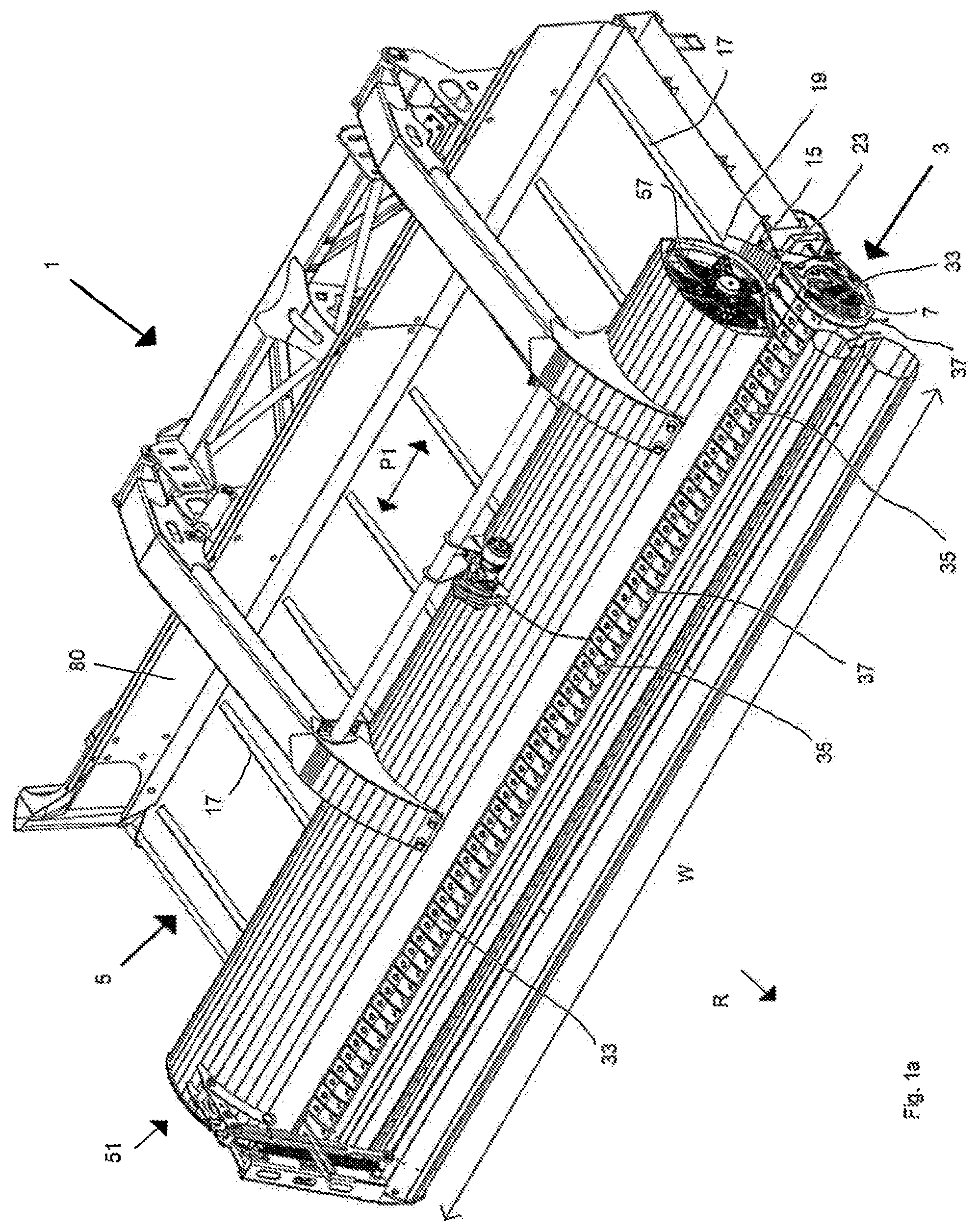 Patent US12564134 Figure 1 – Agricultural device equipped with a pick-up mechanism and a cross conveyor belt